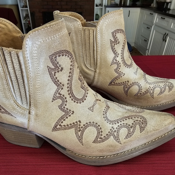 Chic Beige Western Ankle Booties - Picture 2 of 4